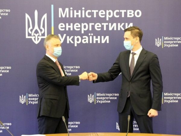 5 млн из бюджета пойдут на клининг, прокат иномарок и "отчетного ассистента" для Министерства энергетики &nbsp;