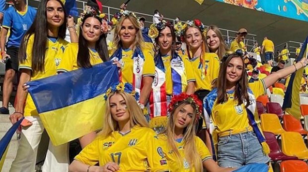 Жены Пятова, Степаненко и Кривцова мощно поддержали сборную Украины: "Моя мама тоже могла быть ультрас" Жены Пятова, Степаненко и Кривцова мощно поддержали сборную Украины: "Моя мама тоже могла быть ультрас"