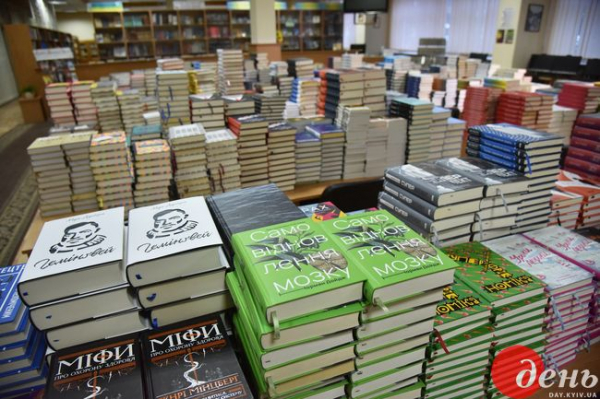 Львовским военным курсантам передали 4000 книг Львовским военным курсантам передали 4000 книг