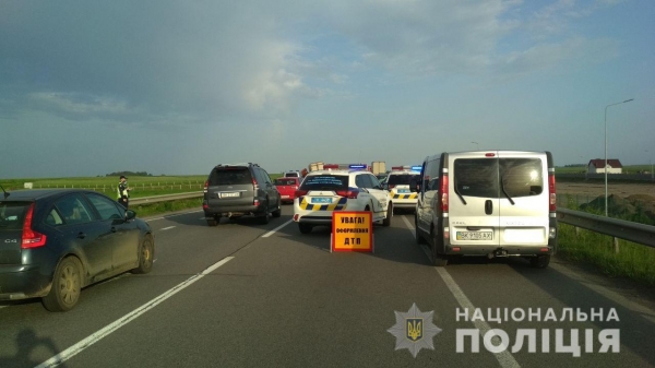 На Ривненщине произошло масштабное ДТП с 4 погибшими. Фото 18+
На Ривненщине произошло масштабное ДТП с 4 погибшими. Фото 18+
