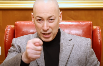 Гордон показал кукиш Путину, в Сети переполох: "кадык на месте?"
Гордон показал кукиш Путину, в Сети переполох: "кадык на месте?"