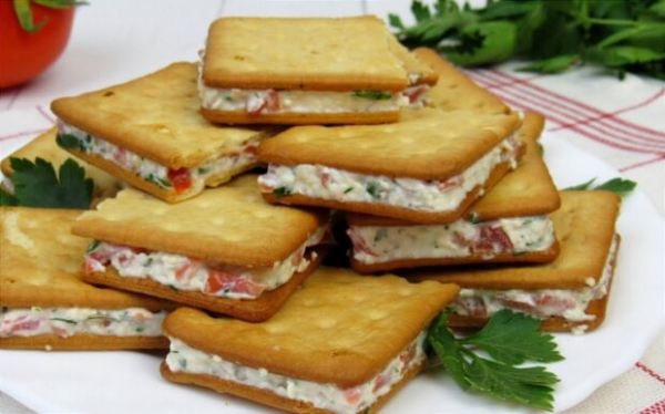 Быстро, просто, вкусно: идеальная закуска с крекерами для любого праздника