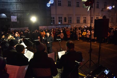 В центре Львова хор исполнил колядки на оригинальных языках разных стран мира