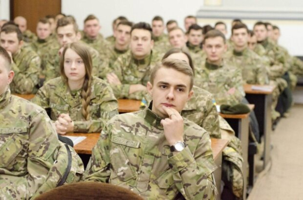 Для украинцев сделают новую систему военной подготовки: чего ждать мужчинам и женщинам Для украинцев сделают новую систему военной подготовки: чего ждать мужчинам и женщинам
