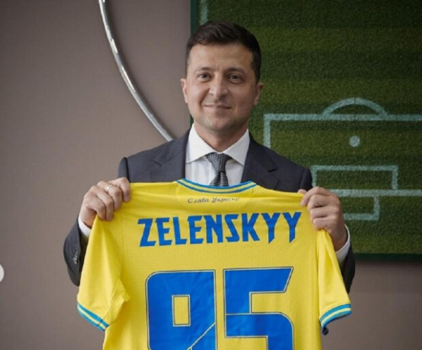 Владимир Зеленский сменил пиджак на футболку сборной Украины: "Крым - это..."