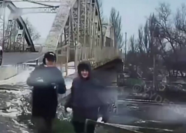 Малолетние разбойники со снежками в руках охотятся на лобовые стекла авто, есть пострадавшие Малолетние разбойники со снежками в руках охотятся на лобовые стекла авто, есть пострадавшие