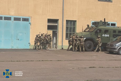 Сотрудники СБУ провели масштабные антитеррористические тренировки Сотрудники СБУ провели масштабные антитеррористические тренировки