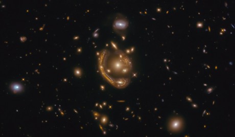 Телескоп Hubble показал самое большое кольцо Эйнштейна во Вселенной Телескоп Hubble показал самое большое кольцо Эйнштейна во Вселенной