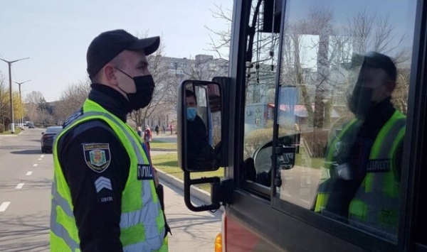 Без медика не обошлось – "синий" водитель напал на копа и зубами распотрошил ему руку Без медика не обошлось – "синий" водитель напал на копа и зубами распотрошил ему руку