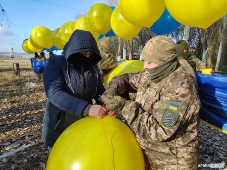 В небе над оккупированными территориями взвился огромный флаг Украины В небе над оккупированными территориями взвился огромный флаг Украины