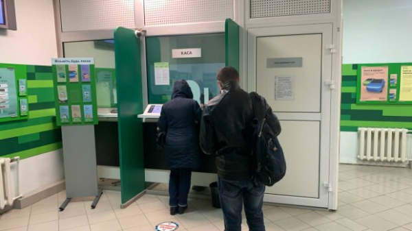 Украинцы не могут пользоваться своими деньгами, клиентка ПриватБанка расскрыла схему: "Счет заблокирован"