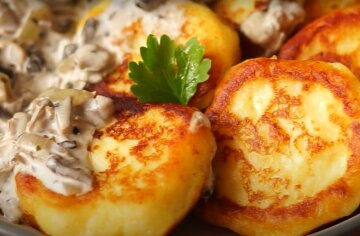 Лучше, чем деруны: рецепт пышных картофельных оладий с грибным соусом Лучше, чем деруны: рецепт пышных картофельных оладий с грибным соусом