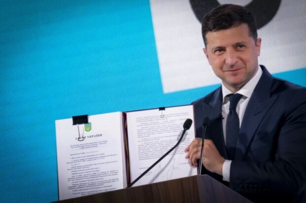Зеленский разрешил украинцам торговать землей: подписан исторический закон Зеленский разрешил украинцам торговать землей: подписан исторический закон