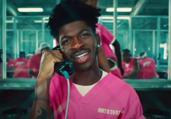 Скандальный рэпер Lil Nas X показал беременный животик - "Замуж по залету" Скандальный рэпер Lil Nas X показал беременный животик - "Замуж по залету"