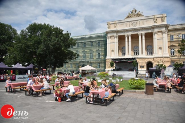 В центре Львова устроили гонки на кроватях В центре Львова устроили гонки на кроватях