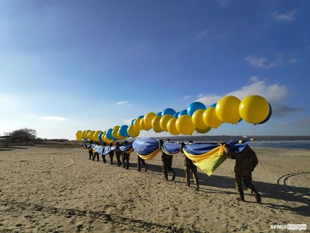 В небе над оккупированными территориями взвился огромный флаг Украины В небе над оккупированными территориями взвился огромный флаг Украины