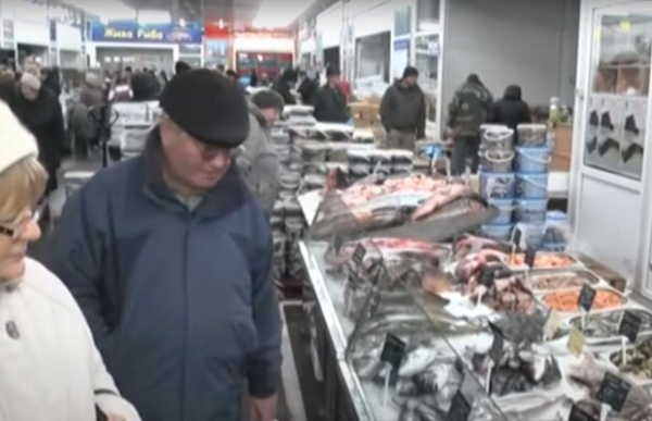 Селедочка с глистами? Женщина разрезала магазинную рыбу и показала, что внутри Селедочка с глистами? Женщина разрезала магазинную рыбу и показала, что внутри