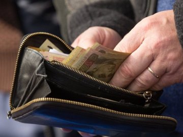 Будут забирать не только налоги: украинцам еще больше урежут зарплаты Будут забирать не только налоги: украинцам еще больше урежут зарплаты