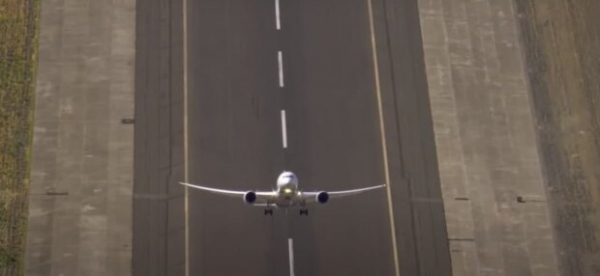 Потеряна связь с Boeing 737-500: самолет "упал" на 3 километра за минуту Потеряна связь с Boeing 737-500: самолет "упал" на 3 километра за минуту