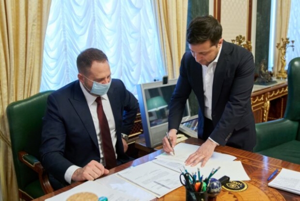 "Кто на фото президент и почему секретарь Ермака без маски" - украинцы высмеяли неудачный ракурс Владимира Зеленского