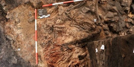 В фундаменте старинного чешского замка обнаружили замурованные скелеты В фундаменте старинного чешского замка обнаружили замурованные скелеты