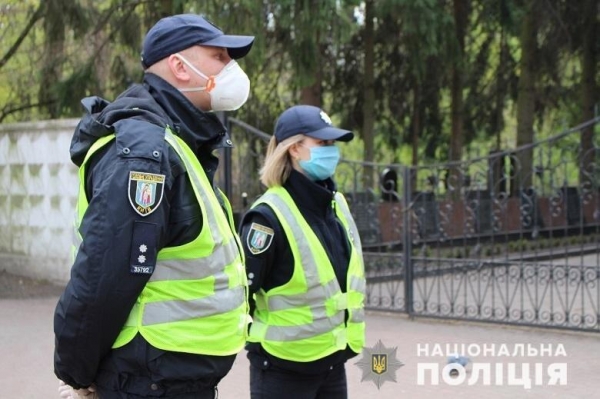 В Украине закрыли кладбища: будут дежурить Нацгвардия и полиция
В Украине закрыли кладбища: будут дежурить Нацгвардия и полиция