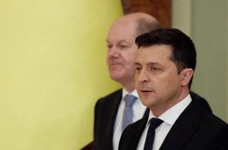 "Не нужно балансировать между Украиной и РФ": Зеленский призвал Шольца к более уверенной поддержке Киева

