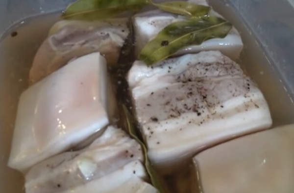 Как сделать самое вкусное сало в рассоле в вашей жизни: простой рецепт для истинных украинцев Как сделать самое вкусное сало в рассоле в вашей жизни: простой рецепт для истинных украинцев