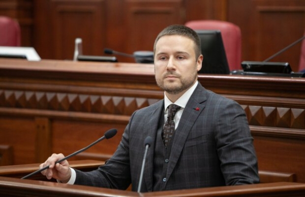 Заместитель Кличко Владимир Слончак попытался оправдаться за драку с копом - киевляне разнесли хамоватого чиновника Заместитель Кличко Владимир Слончак попытался оправдаться за драку с копом - киевляне разнесли хамоватого чиновника