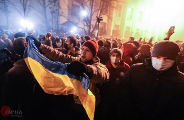 В Киеве проходит акция протеста против заключения Стерненко В Киеве проходит акция протеста против заключения Стерненко