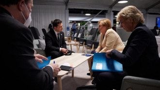 Война на Донбассе и газовый кризис в Европе: Зеленский сделал заявление по итогам встречи с Меркель
Война на Донбассе и газовый кризис в Европе: Зеленский сделал заявление по итогам встречи с Меркель
