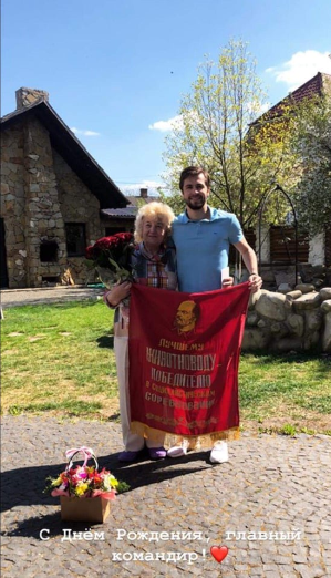 
Украинский футболист Алексей Хахлев попал в скандал с красным флагом и Лениным
 