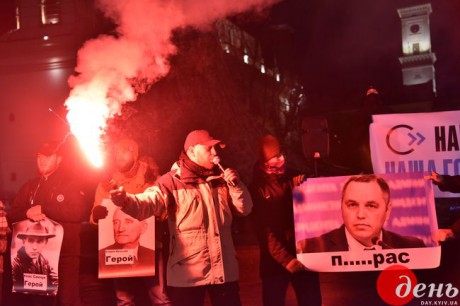 В центре Львова сожгли портрет приспешника Януковича В центре Львова сожгли портрет приспешника Януковича