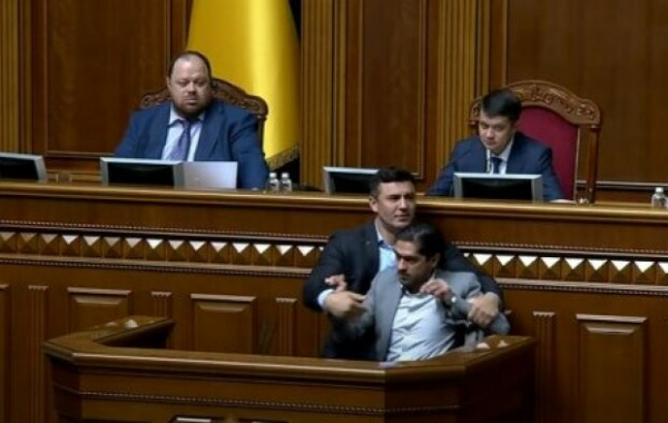 Гречка по 12 от Тищенко и "фак" от Лероса: чем запомнилась Верховная Рада в 2021 году Гречка по 12 от Тищенко и "фак" от Лероса: чем запомнилась Верховная Рада в 2021 году