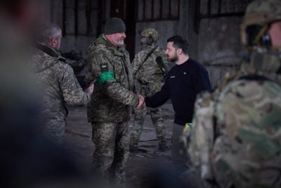 Зеленский посетил передовую в Бахмуте: поблагодарил бойцов ВСУ и вручил им награды
Зеленский посетил передовую в Бахмуте: поблагодарил бойцов ВСУ и вручил им награды