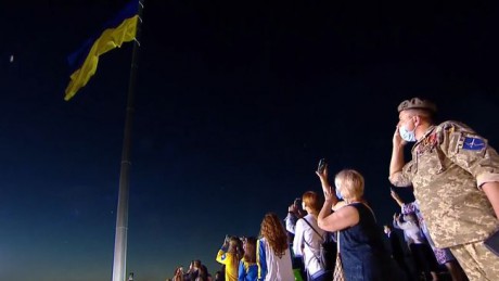 В Киеве торжественно подняли самый большой государственный флаг Украины