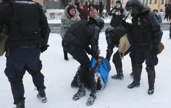Число задержанных в России превысило 4 тысячи Число задержанных в России превысило 4 тысячи