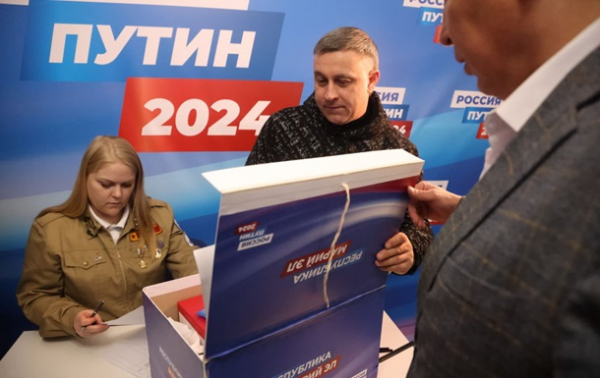 ЦИК России принял документы от "сталинского кандидата" ЦИК России принял документы от "сталинского кандидата"