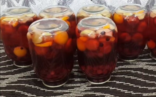 Ароматный компот с яблоками и персиком: секрет в рецепте поможет сделать вкуснее, чем сок "Мультифрукт" Ароматный компот с яблоками и персиком: секрет в рецепте поможет сделать вкуснее, чем сок "Мультифрукт"