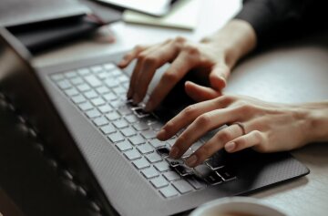 Работа с большой зарплатой и бесплатным обучением: мошенники начали "ловить" украинцев на удаленке