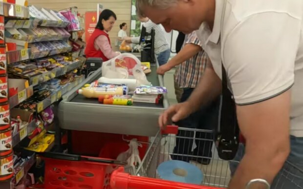 Супермаркеты продают подсолнечное масло, рис и муку по новым ценам Супермаркеты продают подсолнечное масло, рис и муку по новым ценам