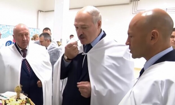 Американские истребители с ядерными бомбами зависли над Беларусью - Лукашенко взялся за автомат Американские истребители с ядерными бомбами зависли над Беларусью - Лукашенко взялся за автомат