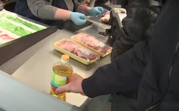 Супермаркеты переписали ценники на подсолнечное масло: сколько заплатим