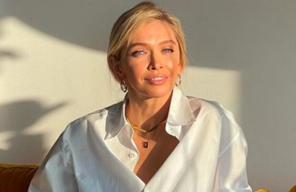 Вера Брежнева едва прикрыла формы на сцене дерзким нарядом: "Готова похудеть"