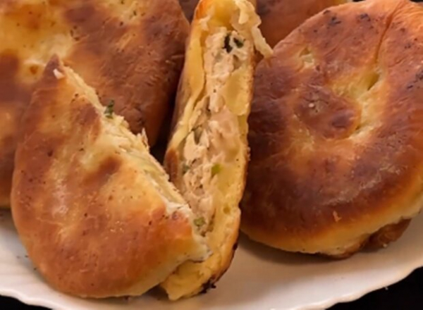 Сытные пирожки с мясом и зеленым луком: в два раза быстрее, чем в духовке Сытные пирожки с мясом и зеленым луком: в два раза быстрее, чем в духовке