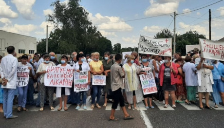На Харьковщине медики перекрыли международную трассу из-за миллионных долгов по зарплате На Харьковщине медики перекрыли международную трассу из-за миллионных долгов по зарплате