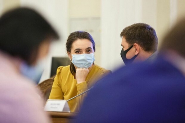 Помощница Зеленского, сидя в соломе, призналась, кто сделал ее взрослой – "С рукой все..." Помощница Зеленского, сидя в соломе, призналась, кто сделал ее взрослой – "С рукой все..."