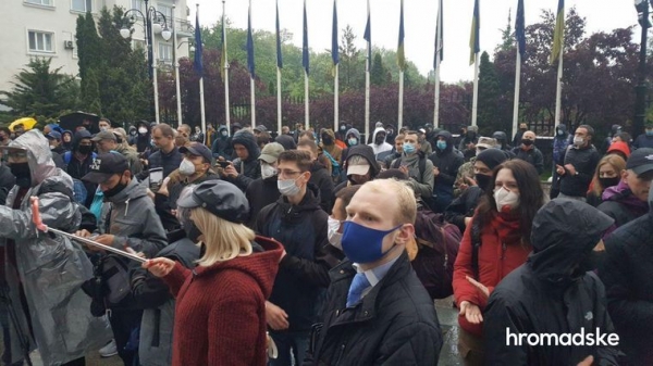 Фигуранта дела Шеремета Антоненко оставили за решеткой: под ОПУ устроили протест
Фигуранта дела Шеремета Антоненко оставили за решеткой: под ОПУ устроили протест
