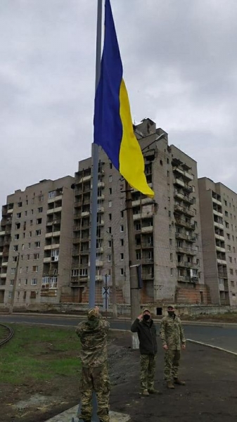В Авдеевке установили флагшток с флагом Украины В Авдеевке установили флагшток с флагом Украины