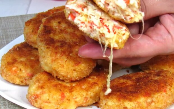Все еще делаете из куриного филе? Рецепт котлет из крабовых палочек, которые вас приятно удивят Все еще делаете из куриного филе? Рецепт котлет из крабовых палочек, которые вас приятно удивят
